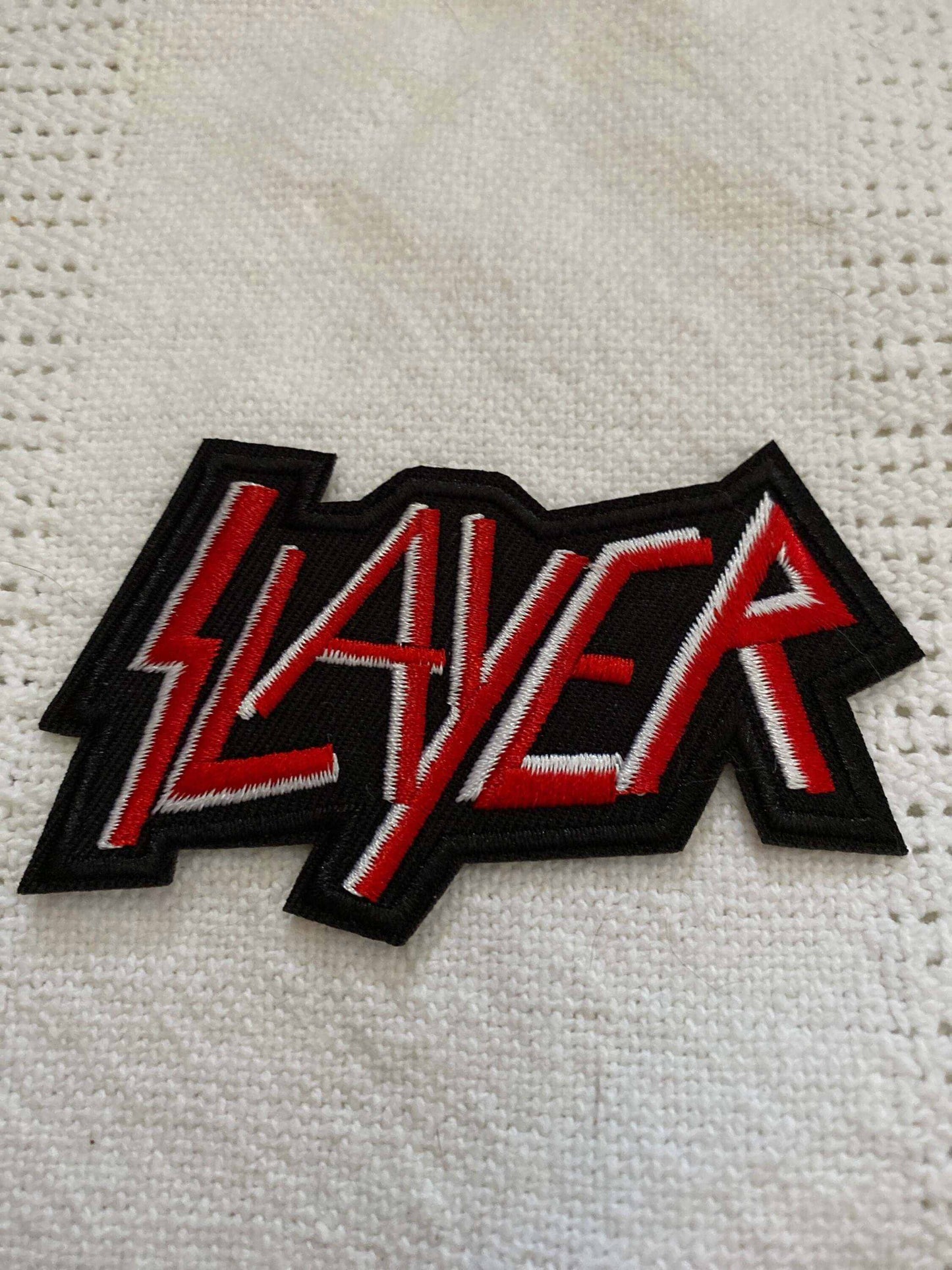 Slayer logo patch in red and white embroidery on black fabric for metal fans