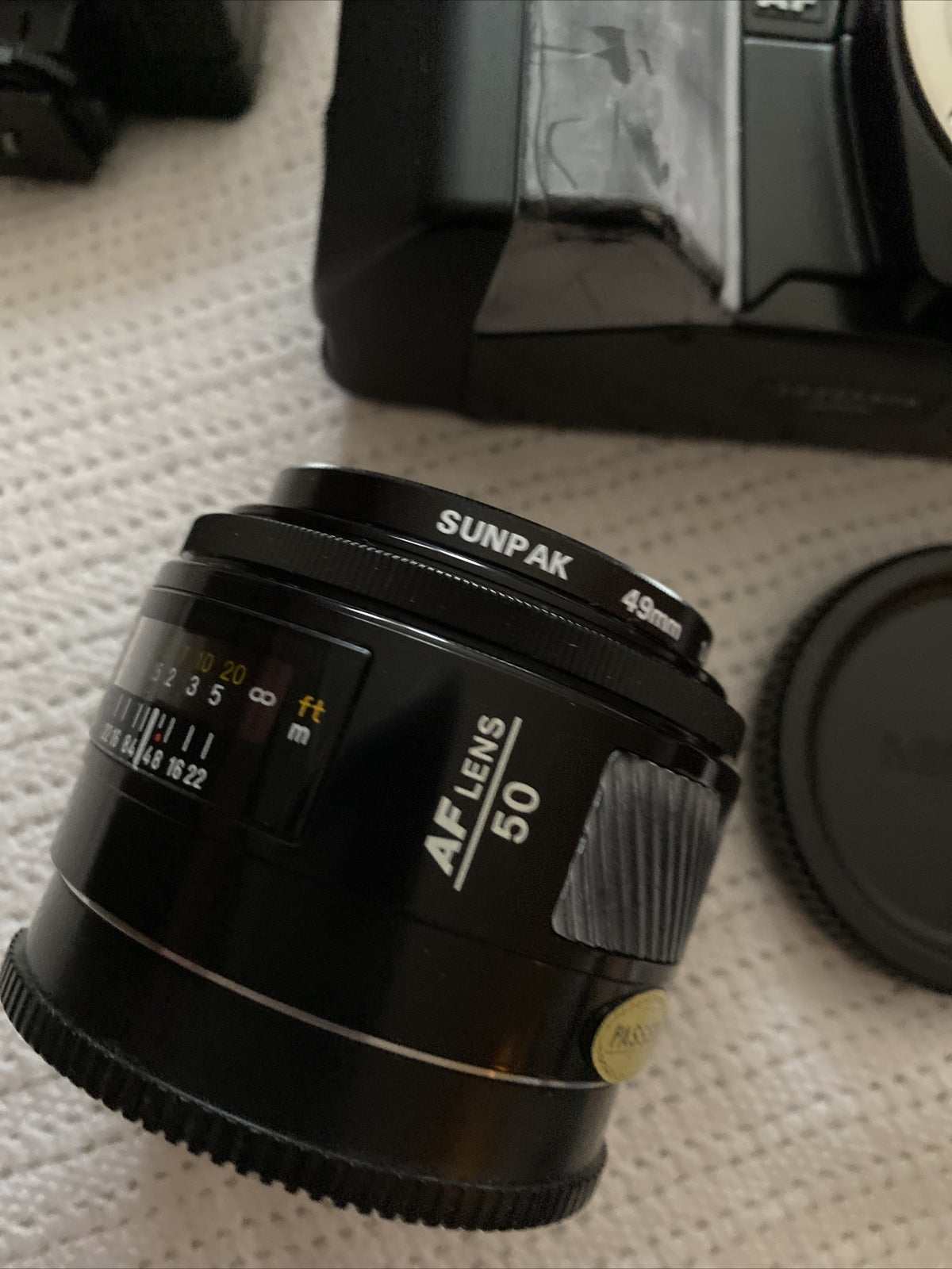 Minolta 7000 SLR 35mm black camera with 50mm f/1.7 lens and electronic flash, featuring manual focus and Japanese origin